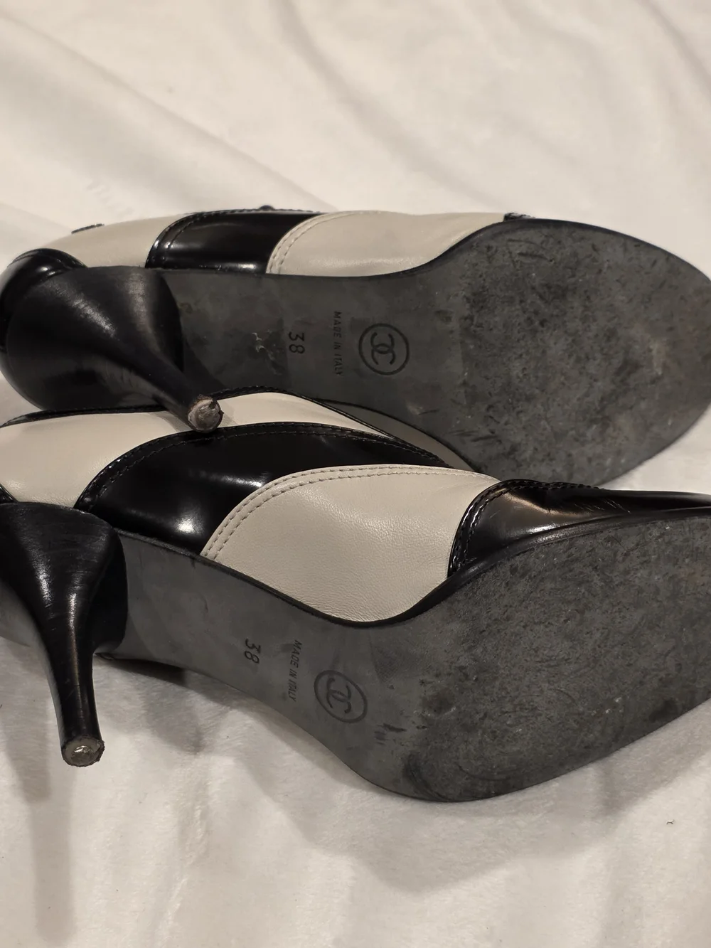 CHANEL Black and White Two-Tone Lace-Up Heels - Picture 5 of 9